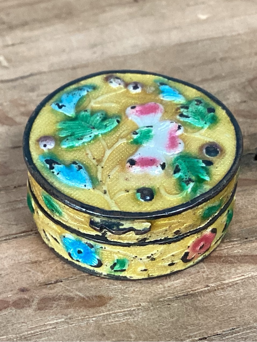 🟡 Vintage - Chinese Cloisonné pill box - Metal Crafted / Butterfly Motifs - Rare